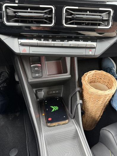 Leider blieb während der Testfahrt der Baguettehalter leer. Den kann man zum Glück abnehmen, denn er verkleinert den Fußraum für den Beifahrer. (Bild: Dirk Kunde)